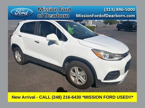 Used 2017 Chevrolet Trax LT w/ LT Convenience Package FWD image 1