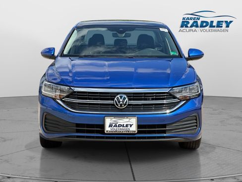 Certified 2023 Volkswagen Jetta SE w/ Panoramic Sunroof Package FWD image 6