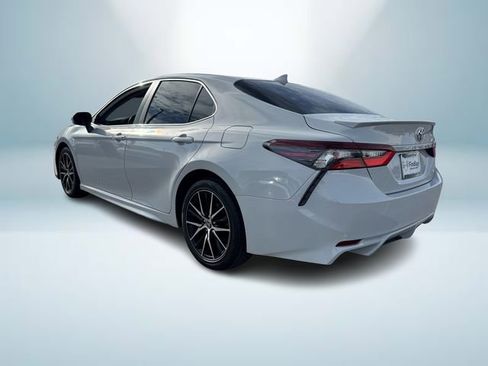 Used 2022 Toyota Camry SE image 4