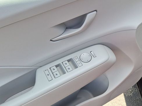 Used 2025 Hyundai Kona SE FWD image 13