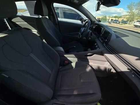 Used 2023 Hyundai Elantra SE image 12