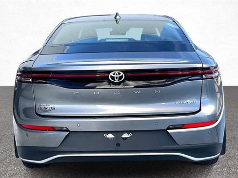 Used 2023 Toyota Crown Limited image 5
