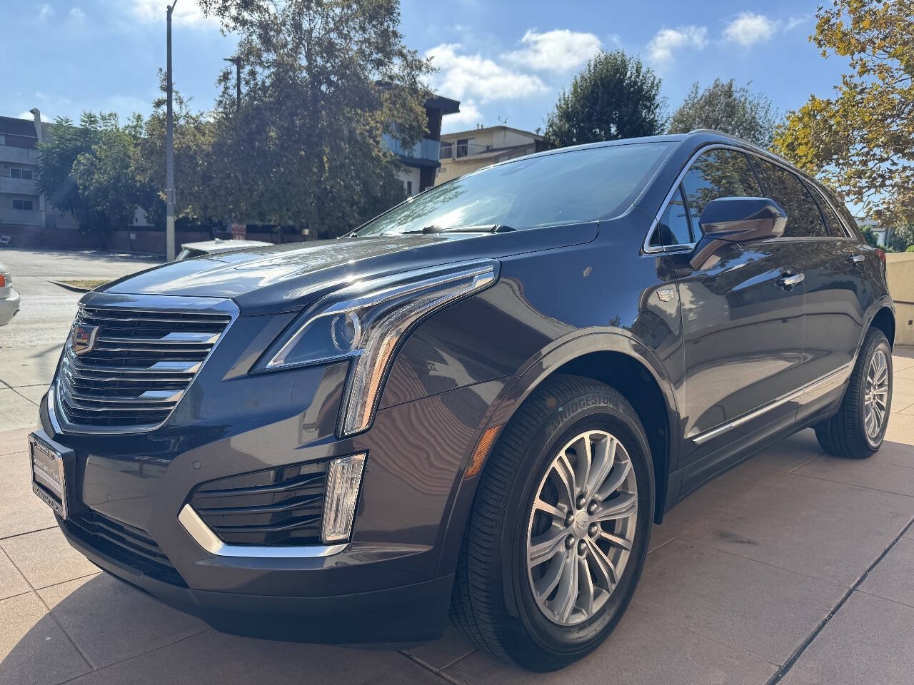 Used 2017 Cadillac XT5 Luxury w/ Driver Awareness Package FWD image 3