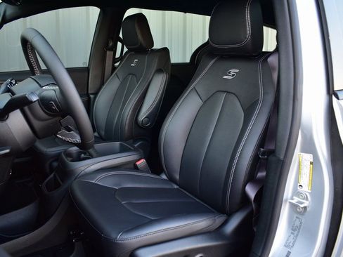 New 2026 Chrysler Pacifica Select w/ S Appearance Package FWD image 16