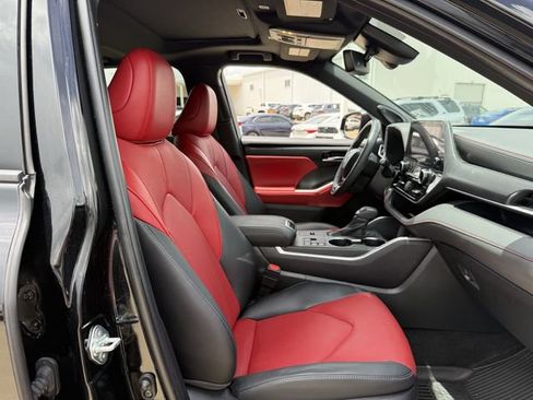 Used 2024 Toyota Highlander XSE FWD image 33