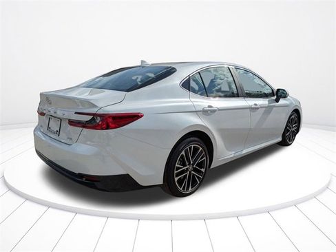 Used 2025 Toyota Camry XLE image 4