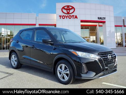 Used 2024 Nissan Kicks S image 1