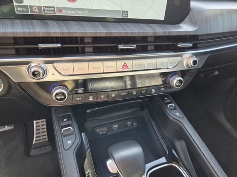 Used 2025 Kia Telluride SX w/ SX Captain's Chair Package FWD image 24