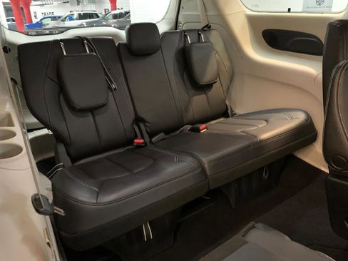 Used 2022 Chrysler Pacifica Touring-L w/ Uconnect Theater Family Group image 52