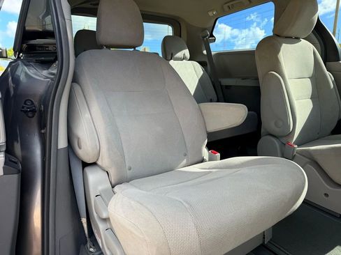 Used 2019 Toyota Sienna L image 12