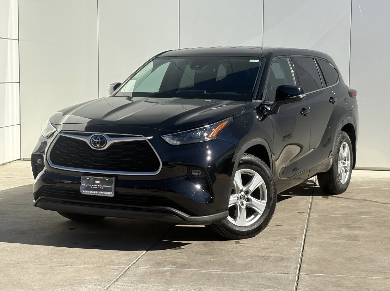 Used 2022 Toyota Highlander LE FWD image 2