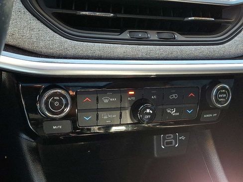 Certified 2022 Jeep Compass Latitude w/ Sun and Sound Group AWD/4WD image 17