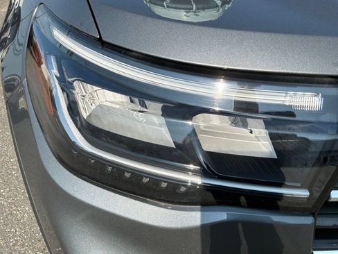 Used 2025 Ford Explorer Active AWD/4WD image 22