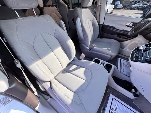 Used 2017 Chrysler Pacifica LX FWD image 19
