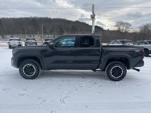 Used 2024 Toyota Tacoma TRD Off-Road image 9