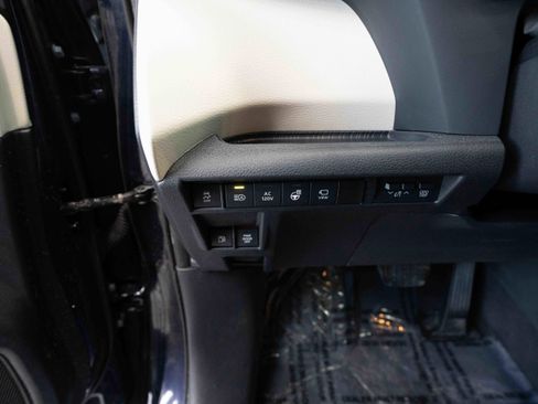 Used 2025 Toyota Sienna Platinum image 11