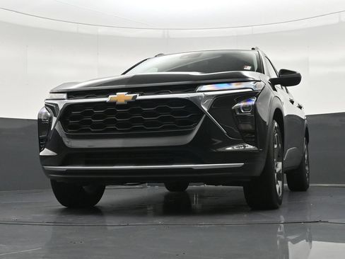 Used 2025 Chevrolet Trax LT FWD image 31