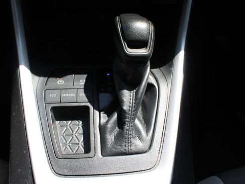 Used 2020 Toyota RAV4 XLE w/ Convenience Package FWD image 19