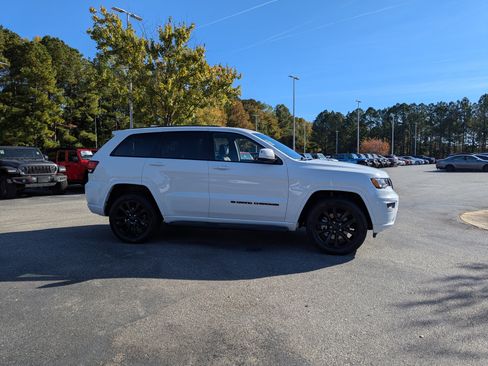 Used 2022 Jeep Grand Cherokee Laredo X image 4