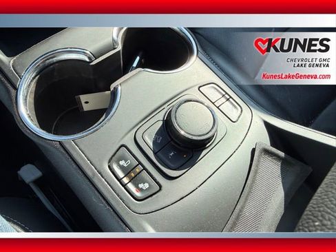 Used 2024 GMC Terrain SLT image 15