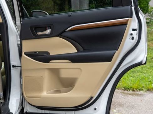 Used 2019 Toyota Highlander Limited FWD image 19