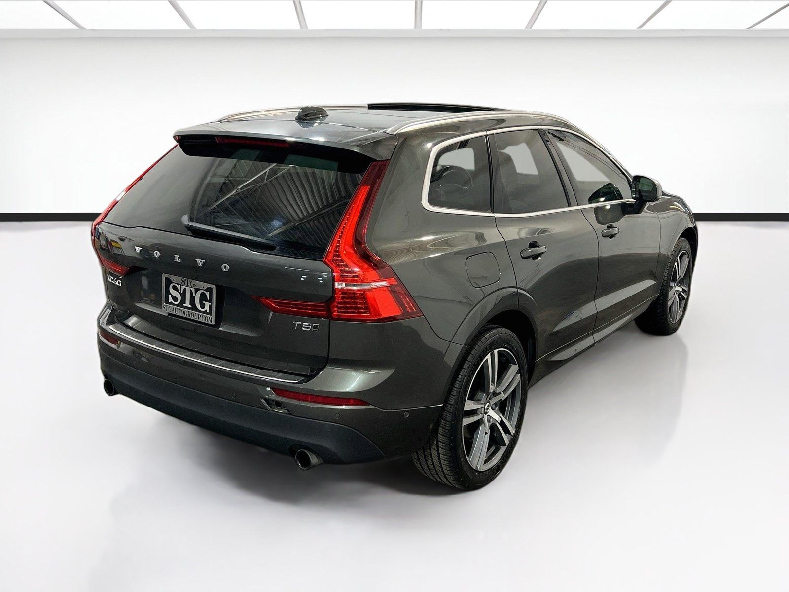 Used 2018 Volvo XC60 T5 Momentum w/ Convenience Package AWD/4WD image 4