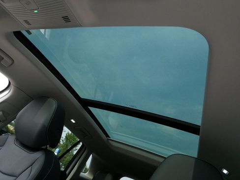 Used 2025 Volkswagen Tiguan SE w/ Panoramic Sunroof Package AWD/4WD image 31