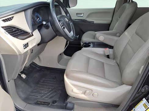 Used 2019 Toyota Sienna XLE image 11