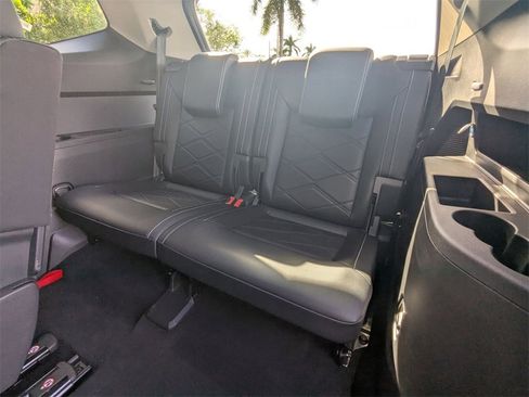 Used 2025 Volkswagen Atlas SE image 29