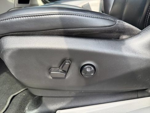 Used 2023 Chrysler Pacifica Touring-L FWD image 13
