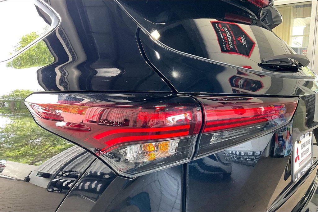 Used 2025 Toyota Highlander LE FWD image 18