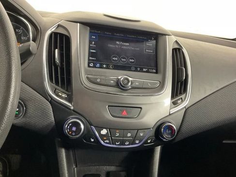 Used 2019 Chevrolet Cruze LT w/ Convenience Package FWD image 18