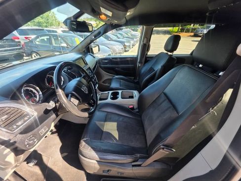 Used 2019 Dodge Grand Caravan SXT FWD image 12