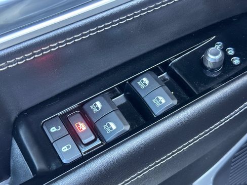 Used 2023 Jeep Wagoneer Series III w/ Preferred Equipment Group AWD/4WD image 12