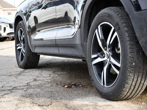 Certified 2025 Volvo XC40 B5 Core image 9