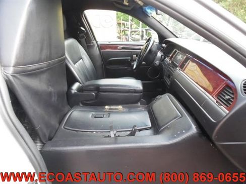 Used 2003 Lincoln Town Car Executive image 8
