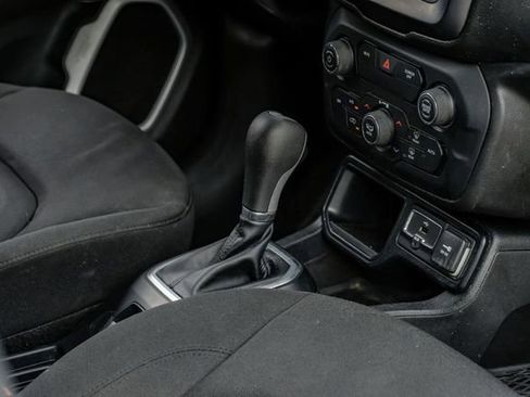 Used 2018 Jeep Renegade Latitude FWD image 25