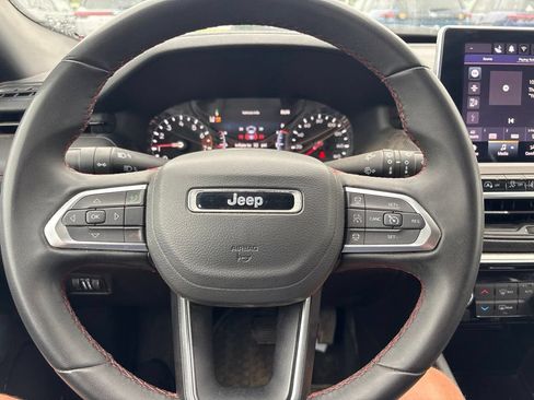 Used 2025 Jeep Compass Trailhawk AWD/4WD image 2