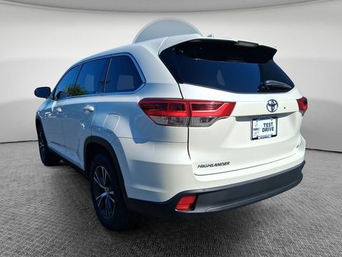 Used 2019 Toyota Highlander Plus FWD image 6
