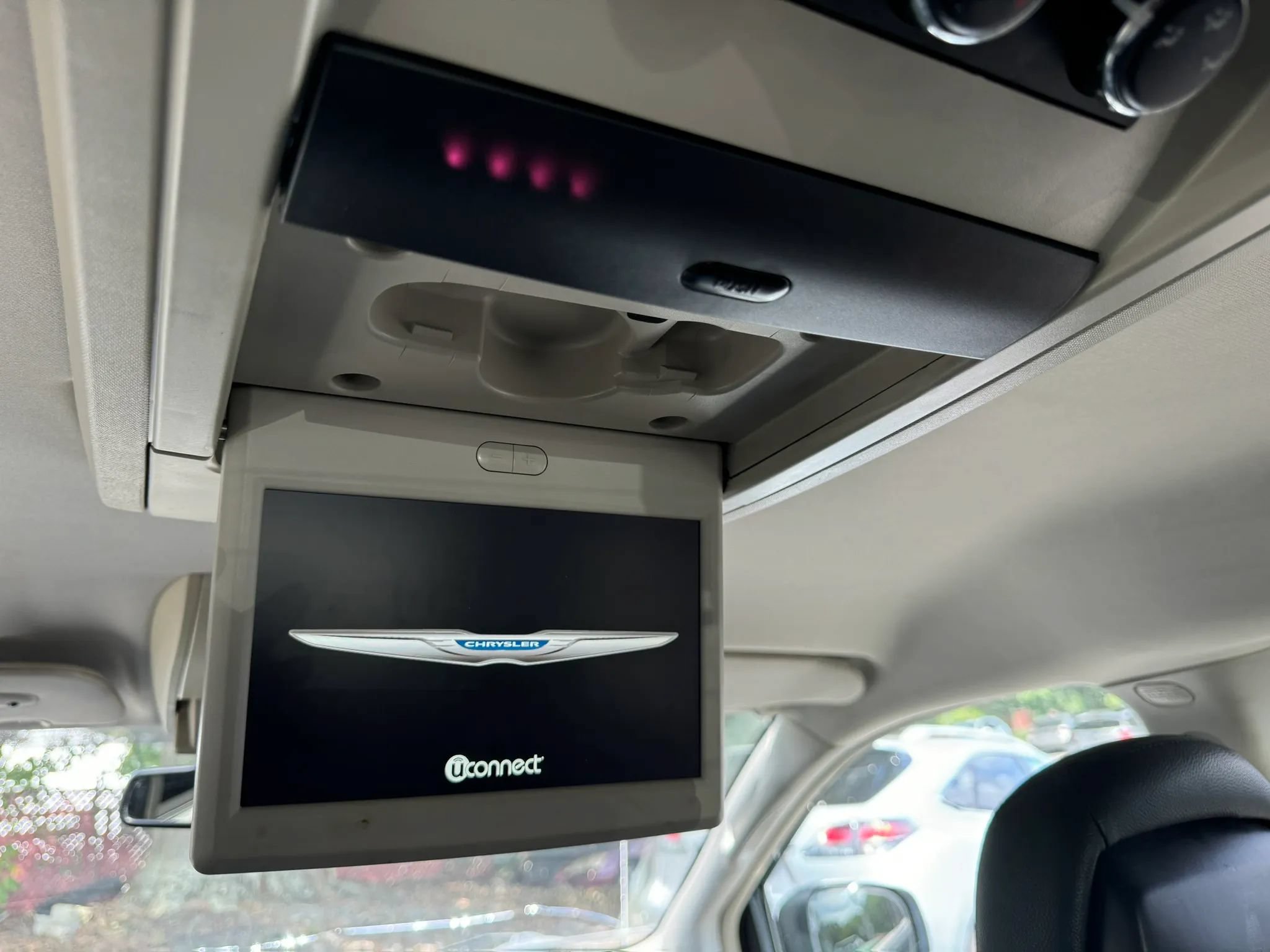 Used 2016 Chrysler Town & Country Touring FWD image 19