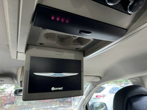 Used 2016 Chrysler Town & Country Touring FWD image 19