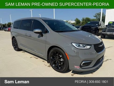 Used 2023 Chrysler Pacifica Limited w/ Uconnect Theater Family Group FWD image 2