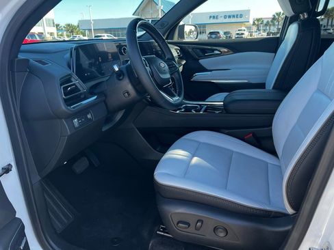 Used 2025 Chevrolet Traverse High Country image 48