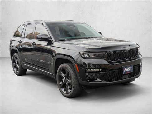 Used 2025 Jeep Grand Cherokee Limited w/ Luxury Tech Group II image 3