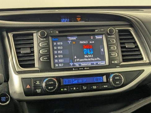 Used 2017 Toyota Highlander SE image 18