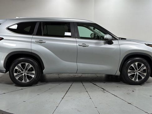 Certified 2023 Toyota Highlander XLE image 6