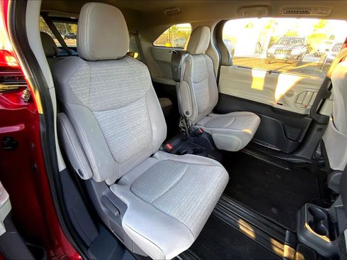 Used 2021 Toyota Sienna LE FWD image 19