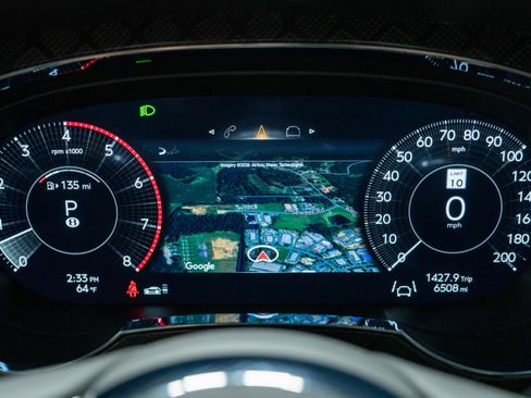 Used 2025 Bentley Bentayga image 16