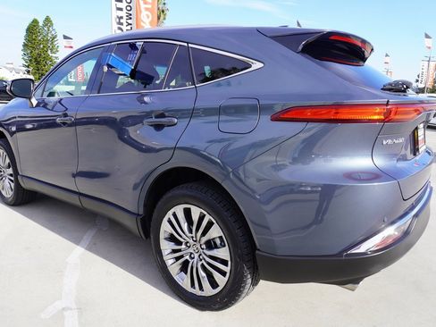 Used 2022 Toyota Venza XLE image 5