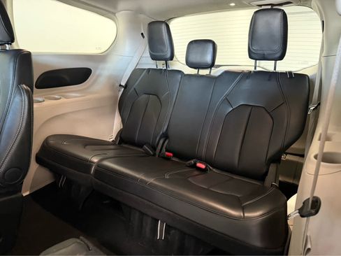 Used 2024 Chrysler Pacifica Touring-L FWD image 16